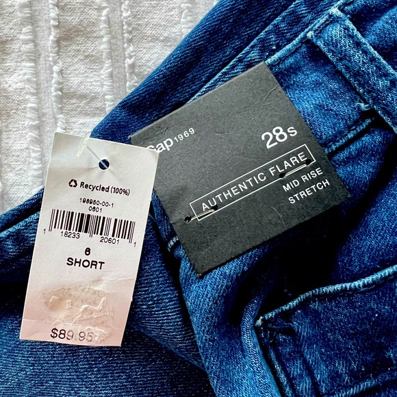 BNWT Gap AUTHENTIC FLARE MID RISE STRETCH - size 28s (6short) - Picture 5 of 5